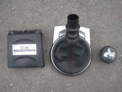 Citroen C4 Edition Sebastian Loeb vaihdekepin pussi ja nuppi ja tuhkakuppi vm.2004-2010 pieni kuva.jpg