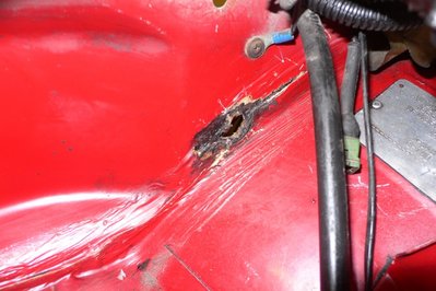 Oikean etulokasuojan ruostevaurio 3.JPG