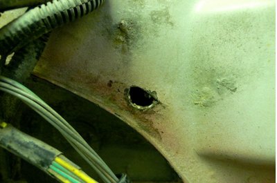 Oikean etulokasuojan ruostevaurio 2.JPG