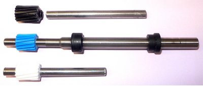 Varaosaksi omaan akseliin valettu hammasratas ja liimattavat rattaat.jpg