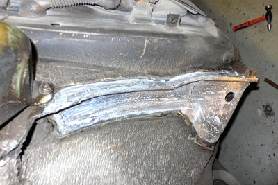 Vasemman etu siälokasuoja tinauksen tartunnan pohjustus tehty.JPG