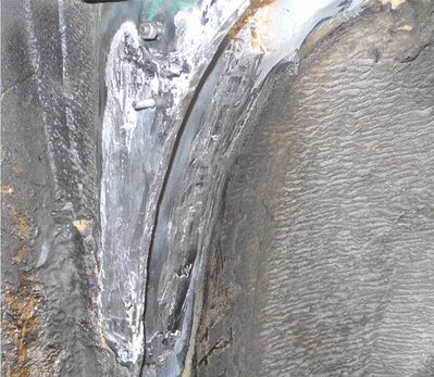 Oikea etulokasuoja peltipaikat tinattu.jpg