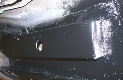 Oikeanpuoleisen pojapalkin peräpään peltipaikka pohjamaalattu.jpg