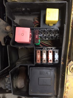 Kuva Citroen Xsara VTS moottoritilan sulakerasia IMG_2871.jpg