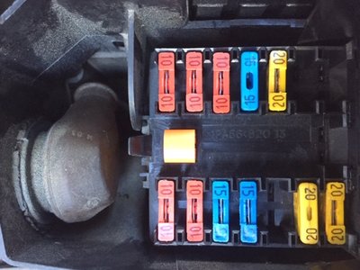 Kuva Citroen Xsara VTS moottoritilan pikkusulakeiden rasia IMG_2678.jpg