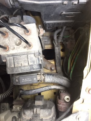 Kuva Citroen Xsara VTS sulakerasialle meneviä kaapeleita IMG_2868.jpg