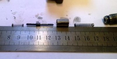 Paruunan kara purettuna. Vasen jousi venytettynä n. 12 mm