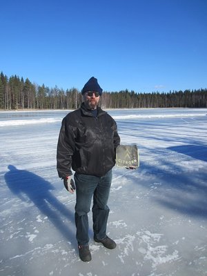 tehostemies erikoisefektia elokuvaan kehittelemässä